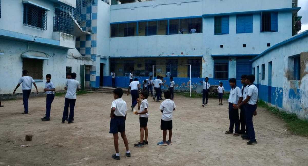 बिना छात्रों के ही चल रहे हैं पश्चिम बंगाल के हजारों स्कूल बिना छात्रों के ही चल रहे हैं पश्चिम बंगाल के हजारों स्कूल